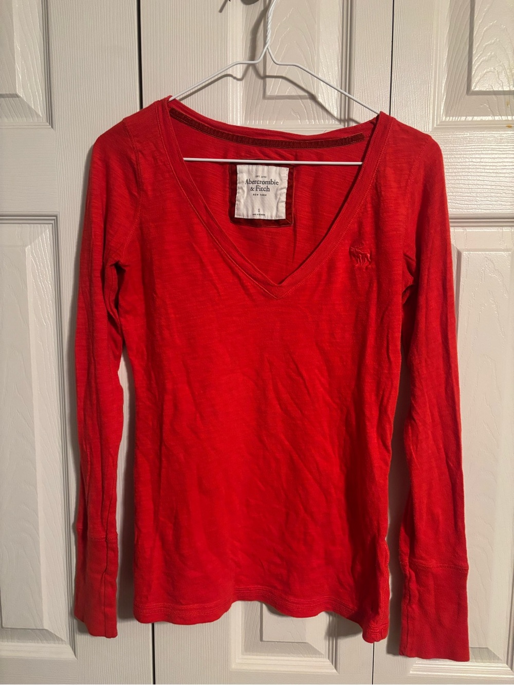 Abercrombie & Fitch Red V-Neck Long Sleeve Tee vintage size small